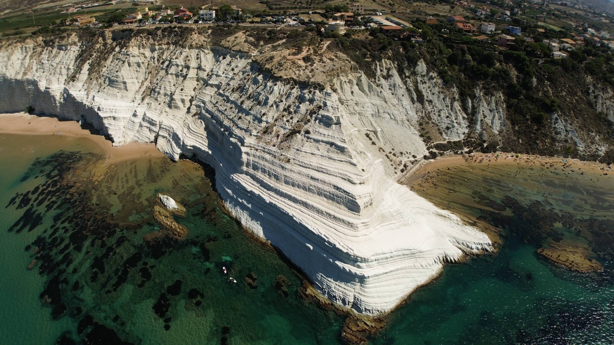 La Scala dei Turchi dall'alto: la scogliera bianca di marna a gradoni, tra due spiagge e il mare turchese