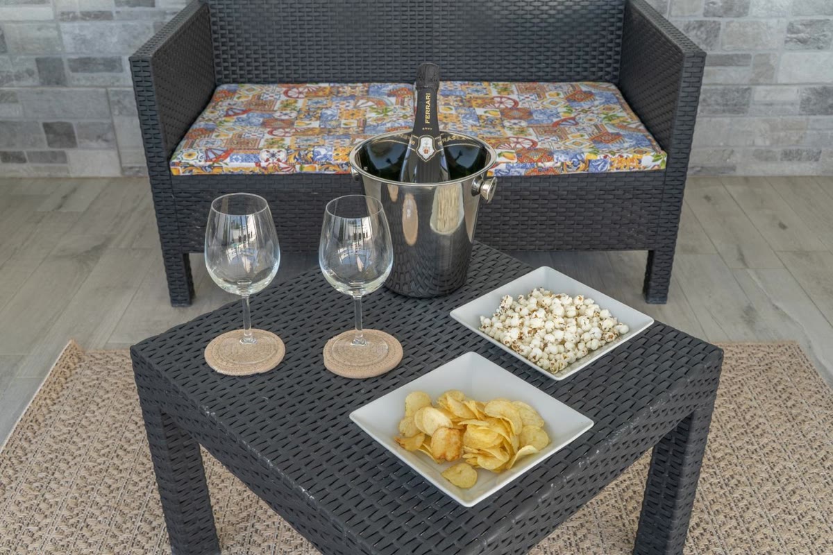 Un aperitivo sul tavolino all'aperto