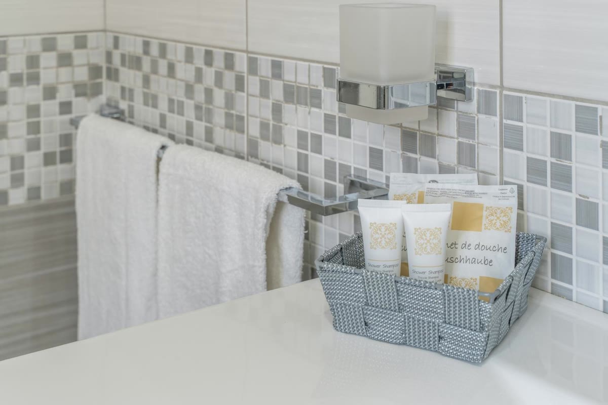 Il set di cortesia e gli asciugamani in bagno