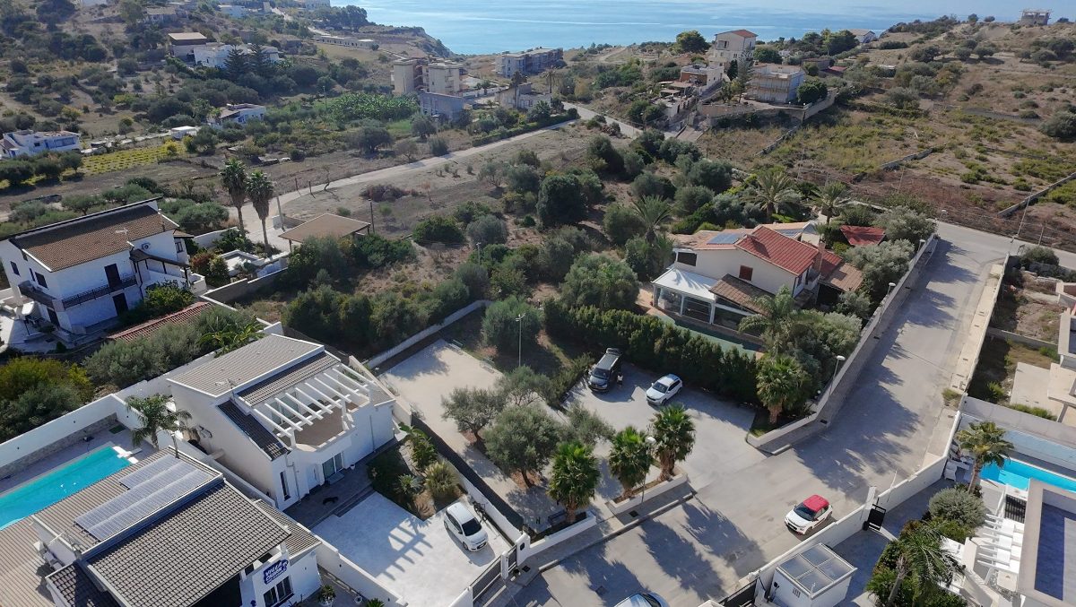 La costa e gli uliveti intorno alla villa, dall'alto