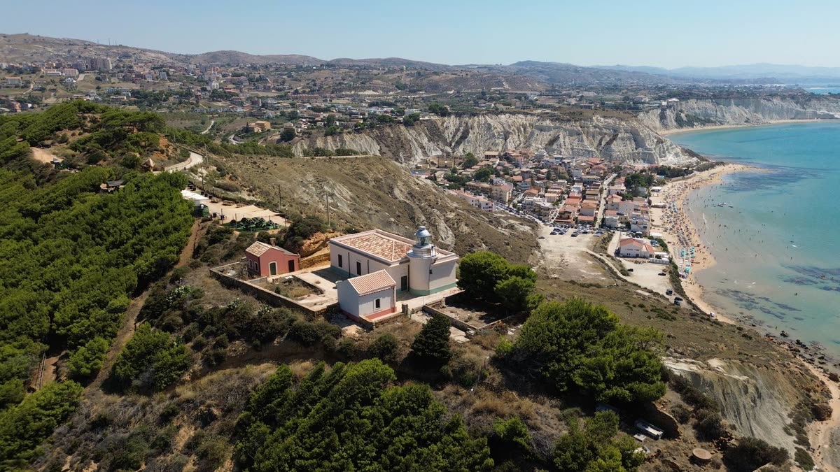 Il faro di Capo Rossello e, sotto, la spiaggia di Lido Rossello
