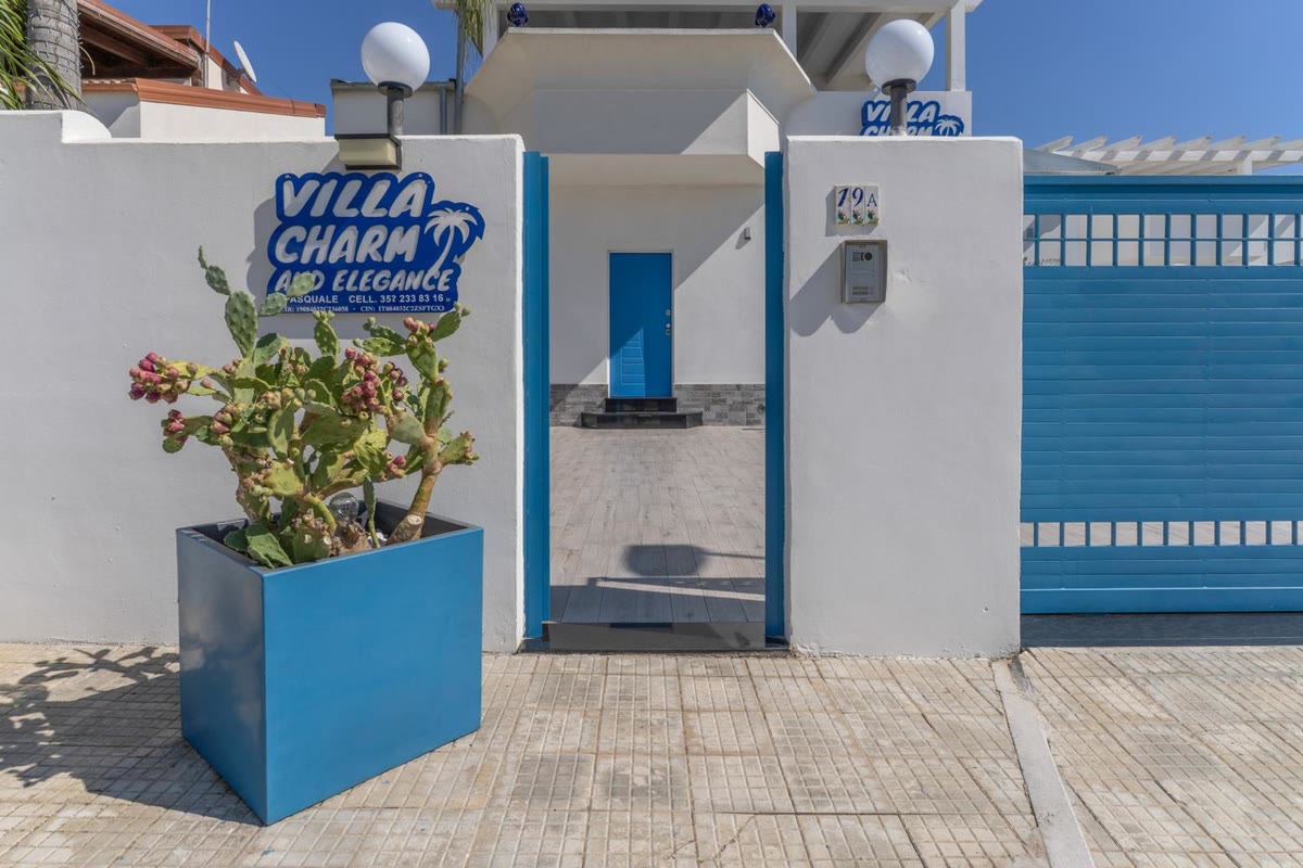Il cancello d'ingresso con l'insegna di Villa Charm and Elegance
